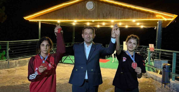 Genç güreşçiler Feke'nin gururu oldu