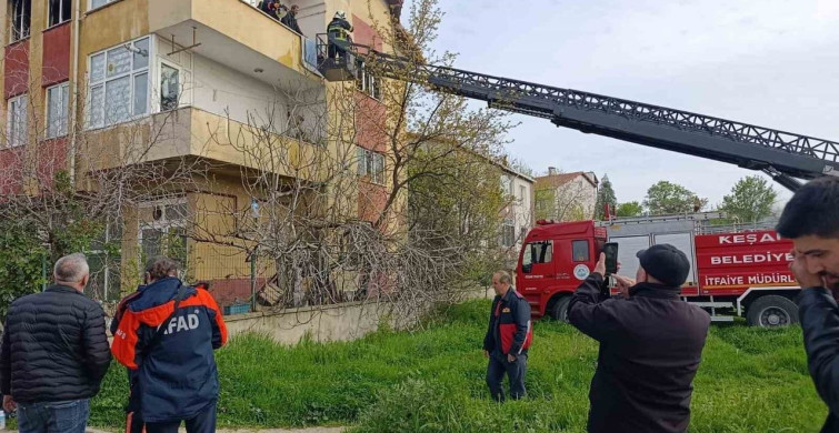 Genç İntihar Girişiminde Bulundu: Evi Ateşe Verdi