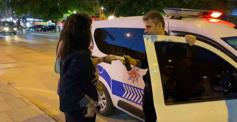 Genç Kızın Örnek Davranışı: Bankamatikte Unutulan Parayı Polise Teslim Etti