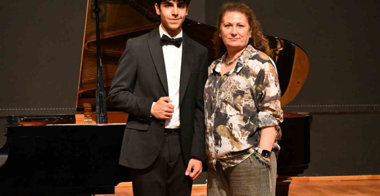 Genç yetenek Deniz Mısdılıoğlu lise mezuniyet sınavı öncesi sahne aldı