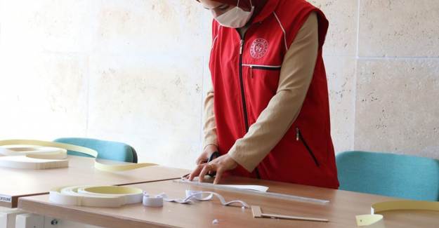 Gençler Koruyucu Siperlik Üretimine Devam Ediyor
