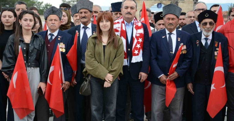 Gençlerden Anlamlı Yürüyüş: Şehitlere Saygı ve Vefa