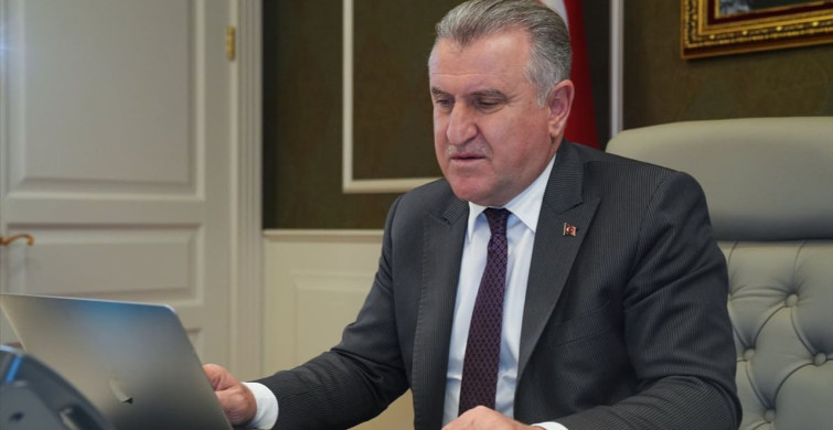 Gençlik ve Spor Bakanı Osman Aşkın Bak, AA'nın Yılın Kareleri Oylamasında