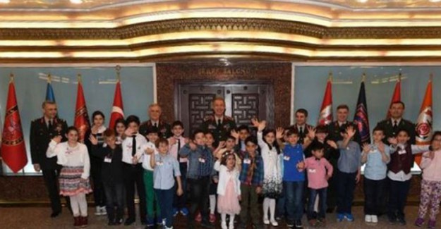 Genelkurmay Başkanı Akar Çocuklarla Buluştu!