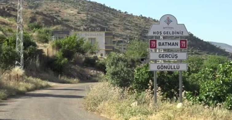 Gercüş'te çiftçiler serinlemek için doğal kaynak suyunu kullanıyor