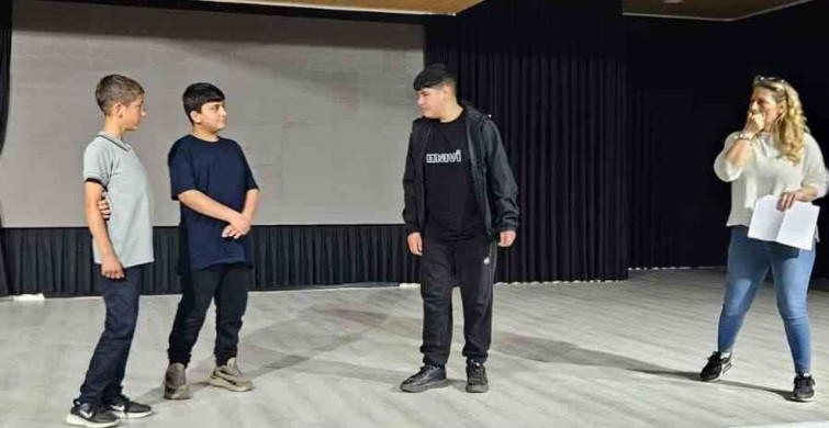 Germencik'te genç tiyatrocular sahne alıyor