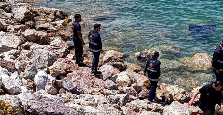 Gevaş'ta otomobil Van Gölü’ne uçtu, sürücü yaralı kurtarıldı
