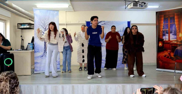 Gezici tiyatro, ilkokul öğrencilerini sanatla buluşturdu