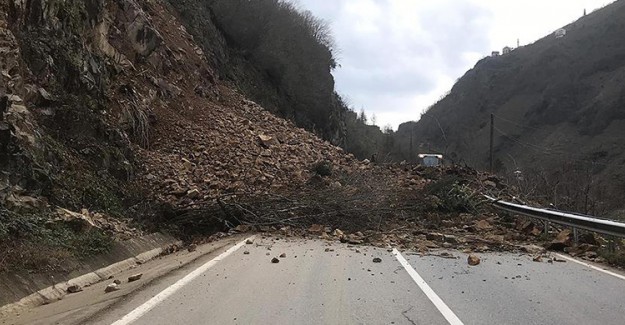 Giresun'da Heyelan, Gümüşhane Yolu Ulaşıma Kapatıldı