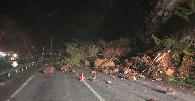 Giresun’da Heyelan: Karayolu Trafiğe Kapandı
