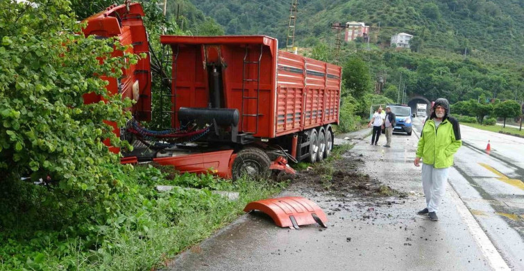 Giresun'da kamyon evin bahçesine girdi, büyük bir facianın eşiğinden dönüldü