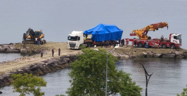 Giresun’da kayalıklara çıkan sahil güvenlik botu olay yerinden kaldırıldı