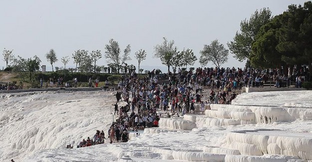 Girişler Ücretsiz Olunca Pamukkale'de Kuyruk Oluştu