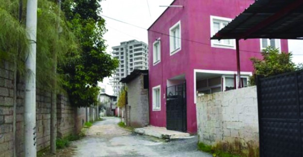 Gizemli Kazının Yapıldığı Kırmızı Ev Yüzünden Mahalle Taşındı