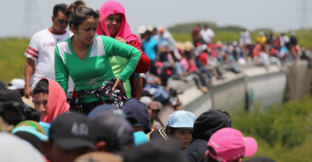 Göçmen Kafilesi Guatemala Sınırında Durduruldu