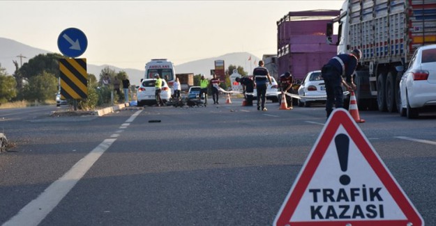 Göçmenleri Taşıyan Minibüs Şarampole Uçtu: 2 Ölü, 30 Yaralı
