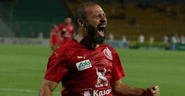 Gökdeniz Karadeniz'den Hayranlarını Üzecek Haber! Futbolu Bırakıyor