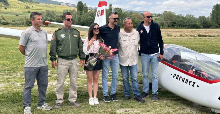 Gökyüzünde telsizle evlilik teklifi: Planörler yan yana geldi