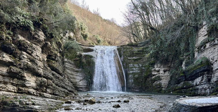 Gölalan Şelalesi Kış Mevsiminde Ziyaretçilerini Ağırlıyor
