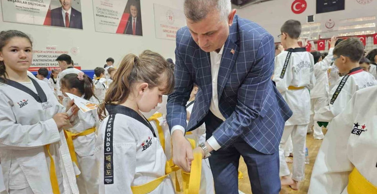 Gölcük'te 305 Tekvando Sporcusu Kuşak Atlama Töreni Düzenlendi