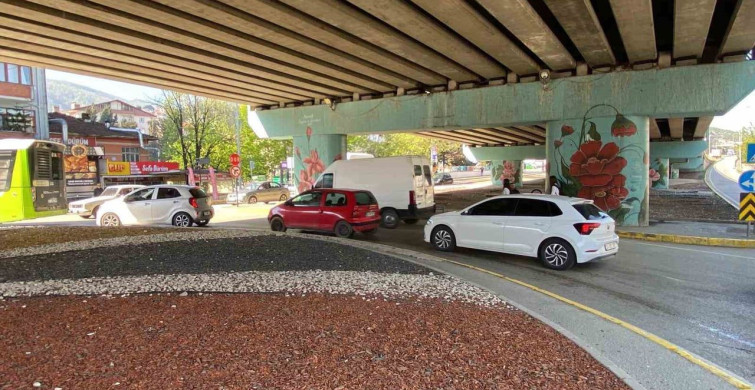 Gölcük'te Motosiklet Pikaba Çarptı, 2 Kişi Ağır Yaralandı
