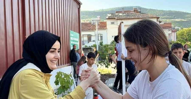 Gölpazarı’nda kaymakam çocuklarla bilek güreşi yaptı