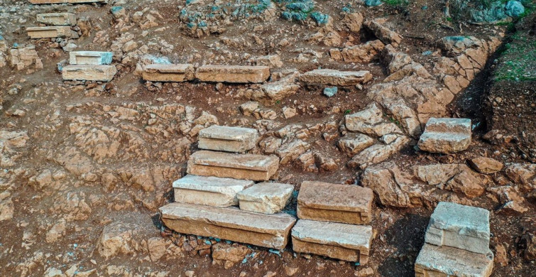 Gölyazı Antik Tiyatrosu'nda Seyirci Basamakları Yerlerine Yerleştiriliyor