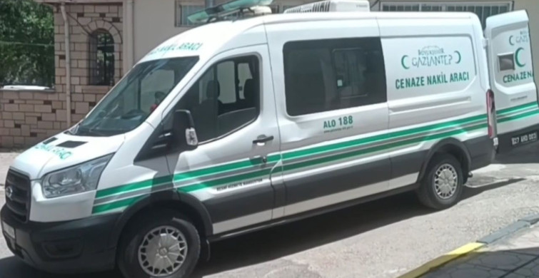 Gömleği ağaç dalına takılan çiftçi traktörün altında kalarak hayatını kaybetti