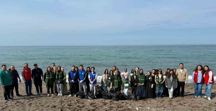 Gönüllü Gençler Akçakoca'da Temizlik Yaparak Çevre Bilincini Artırdı