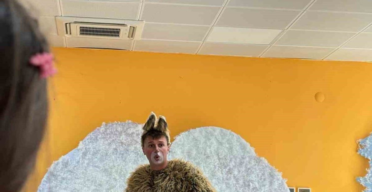 Gönüllü Gençler ile Çocuklara Unutulmaz Tiyatro Şöleni