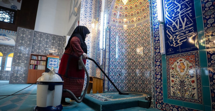 Gönüllü Kadınlar Ramazan İçin Camileri Temizliyor