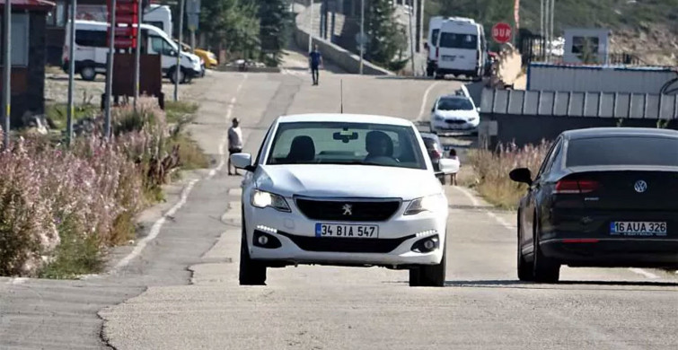 Görenler dönüp bir daha bakıyor: Araçlar bu yolda kendi kendilerine gidiyor