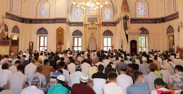 Görenler şaşkına döndü: Tokyo’da bayram namazı iki kez kılındı