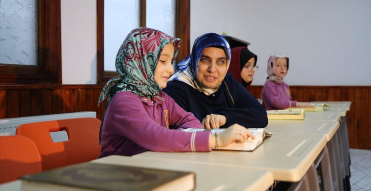 Görme Engelli Kadın Kur'an Eğitimi Veriyor