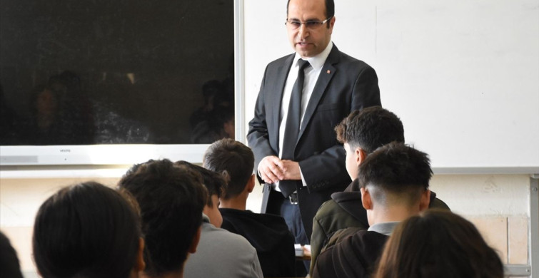 Görme Engelli Öğretmen Öğrencilerine Işık Tutuyor