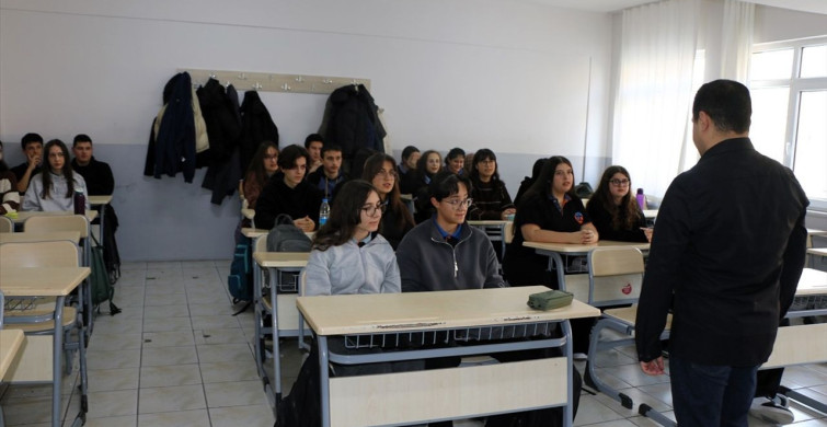 Görme Engelli Öğretmen Selahattin Eğe'den Öğrencilerine Edebiyat Sevgisi