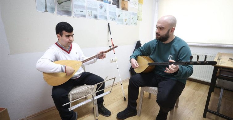 Görme Engelli Taha'nın Bağlama ile Konser Hayali