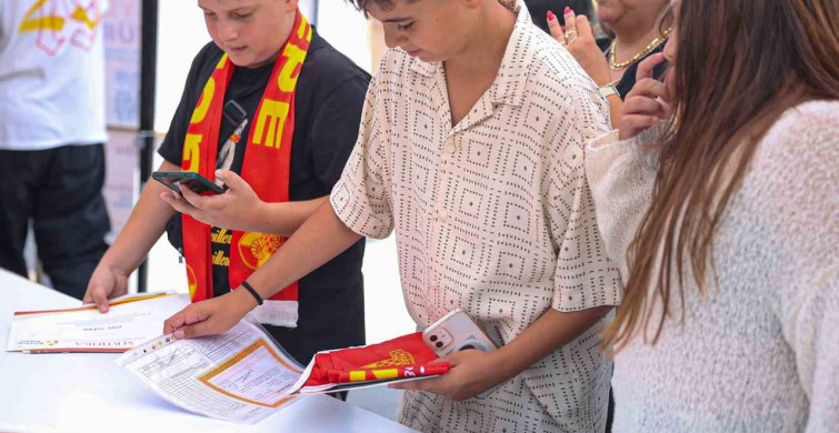 Göztepe’den karne etkinliği: Karneni getir, hediyeni götür coşkusu başladı