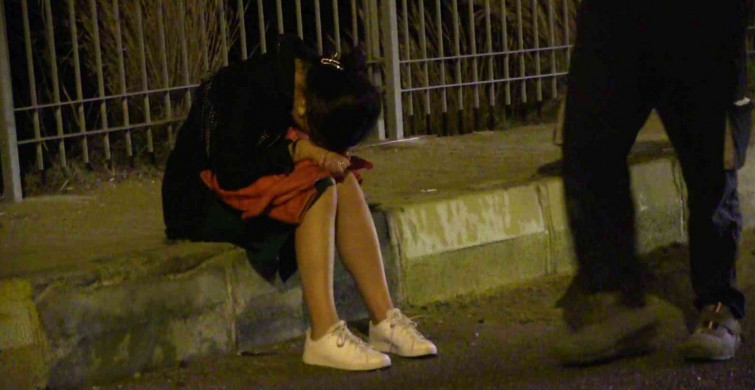 Gözyaşları İçinde Bir Kadın Yanan Otomobilini İzledi