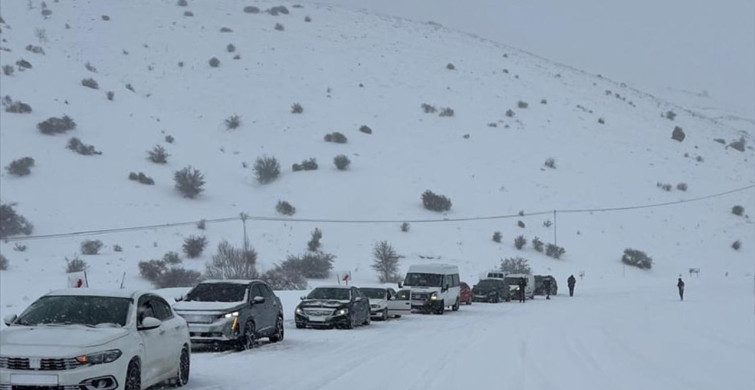 Gümüşhane-Erzincan Yolu Kar Yağışı Nedeniyle Kapandı