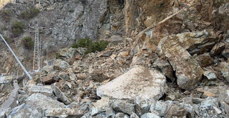 Gümüşhane-Giresun Kara Yolu Heyelan Nedeniyle Kapandı