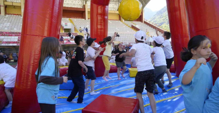 Gümüşhane'de çocuklar spor şenliğinde eğlenceli vakit geçirdi