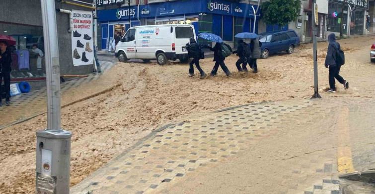 Gümüşhane'de Dolu ve Sağanak Yağış Felç Etti