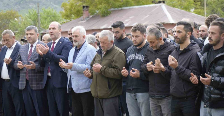 Gümüşhane'de Genç Kadının Cenazesi Toprağa Verildi