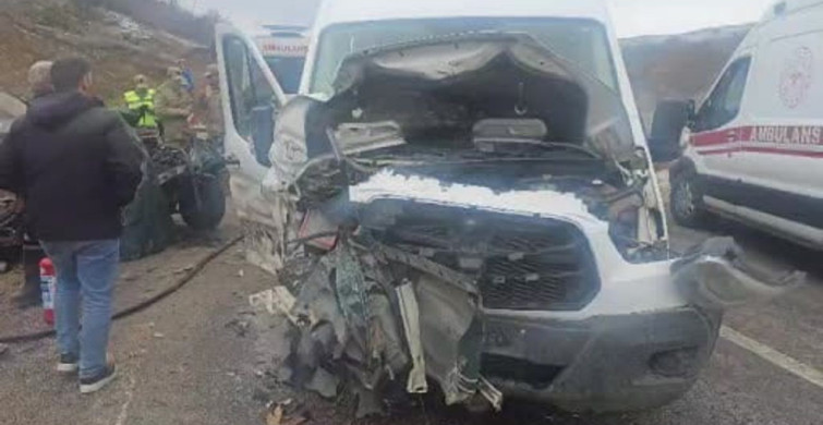 Gümüşhane'de Öğretmenleri Taşıyan Minibüs ile Otomobil Çarpıştı