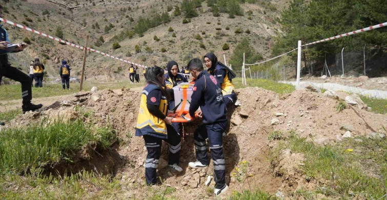 Gümüşhane'de Üniversite Öğrencileri Afet Tatbikatında Yarıştı