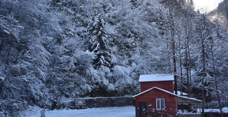 Gümüşhane'deki Çağlayandibi Şelalesi Tabiat Parkı Beyaz Gelinliğiyle Büyülüyor