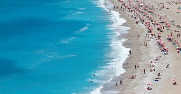 Güneşli Hava Kendisini Gösterdi, Turistler Sahillere Akın Etti