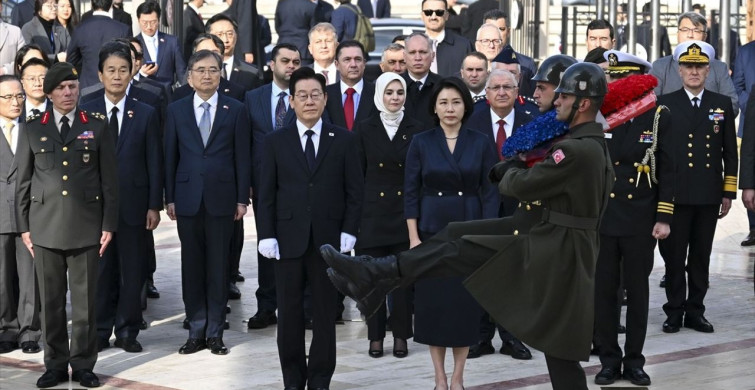 Güney Kore Devlet Başkanı Lee Jae Myung Ankara'da Türk Askerlerinin Anısına Saygı Göstermekte
