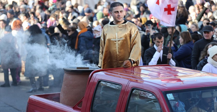 Gürcistan'da Geleneksel 'Alilo' Yürüyüşü Coşkuyla Gerçekleşti